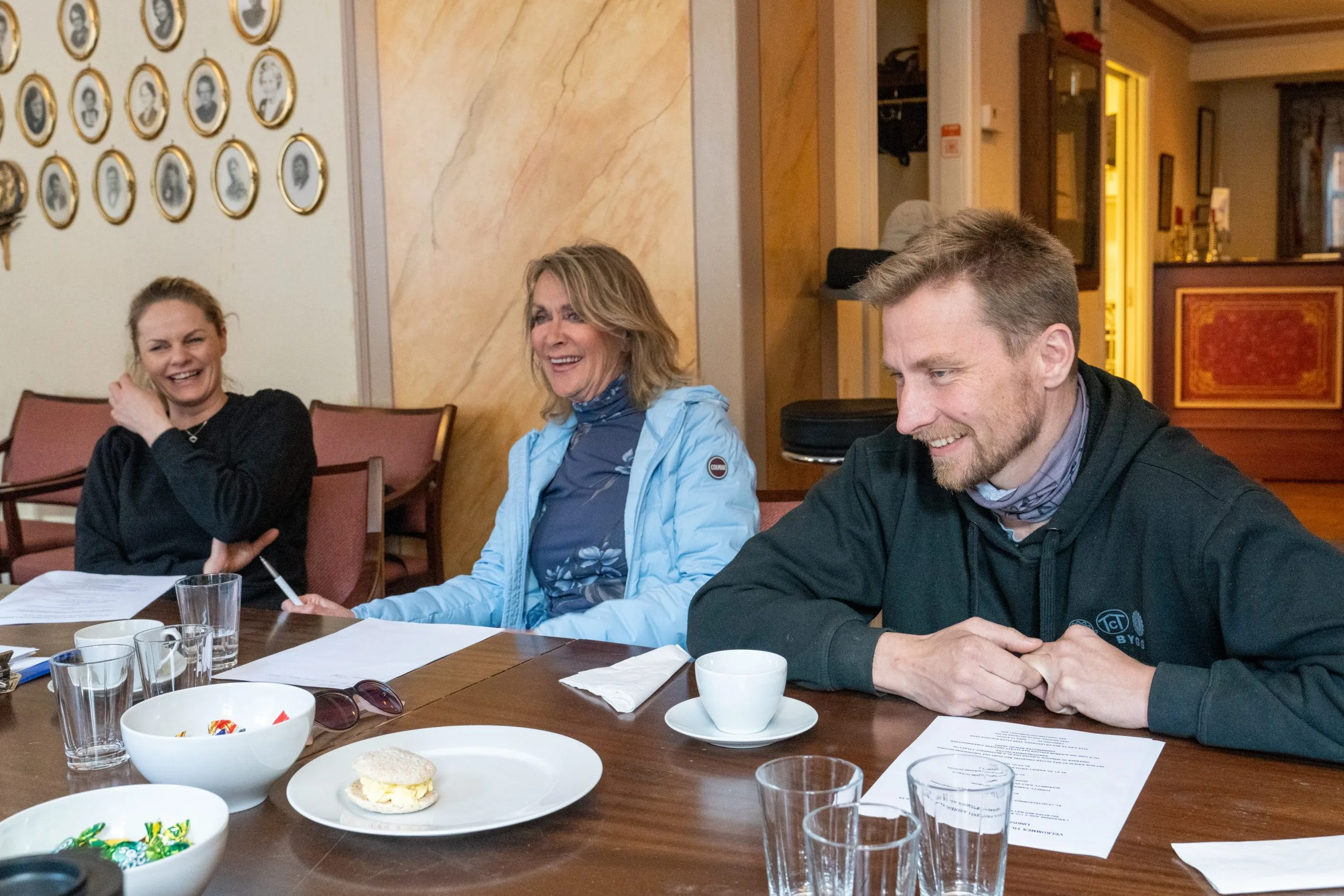 Medlemmer samlet til en hyggelig samtale i foreningen