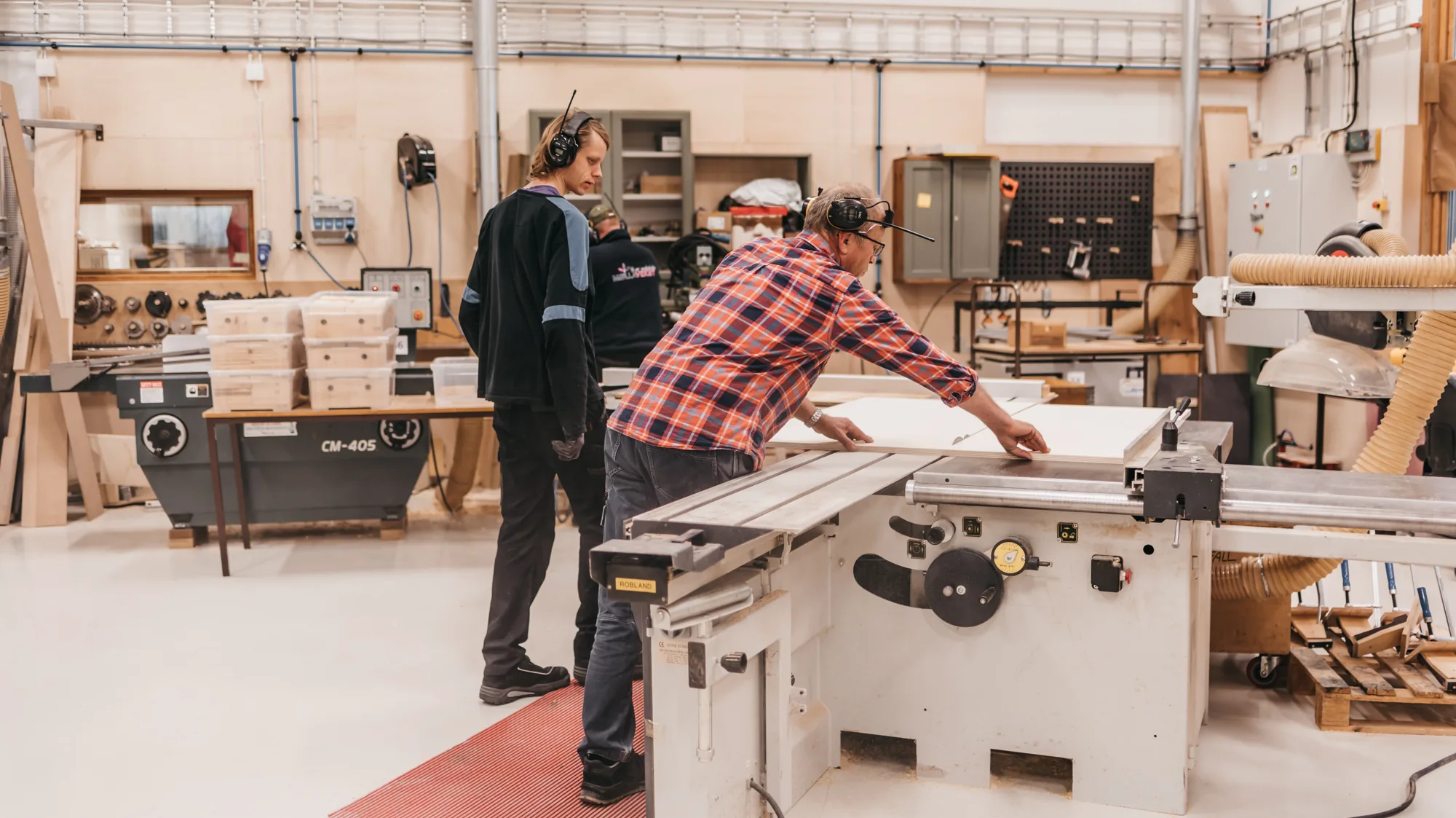 Håndverkere i arbeid i et snekkerverksted